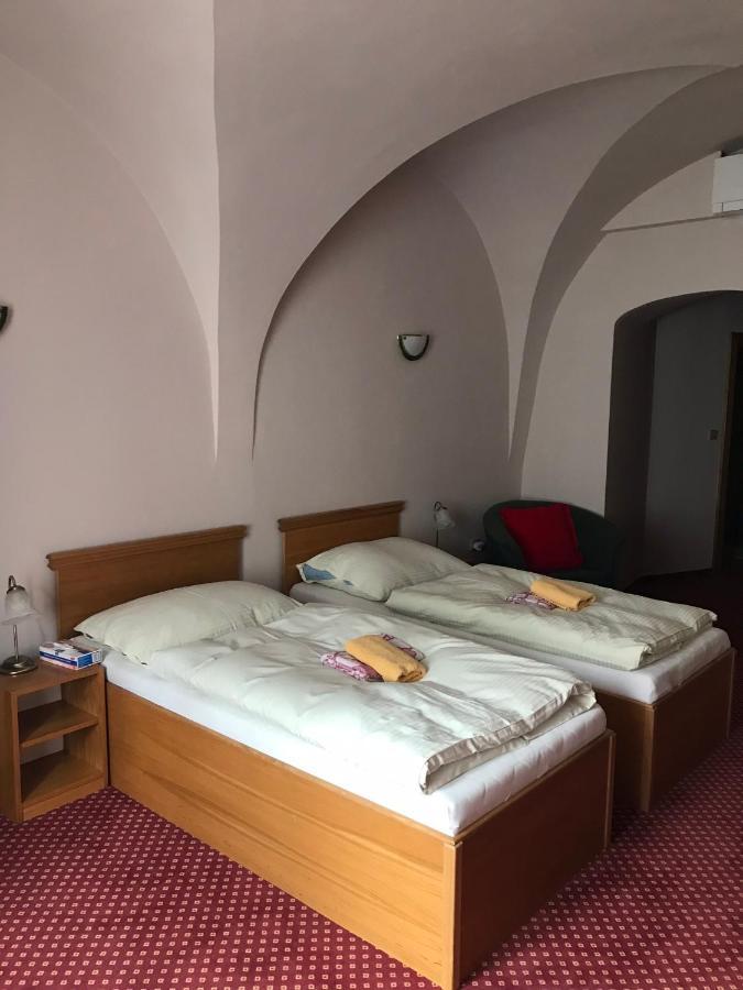 Hotel U Zlateho Andela ปาร์ดูบิตเซ ภายนอก รูปภาพ