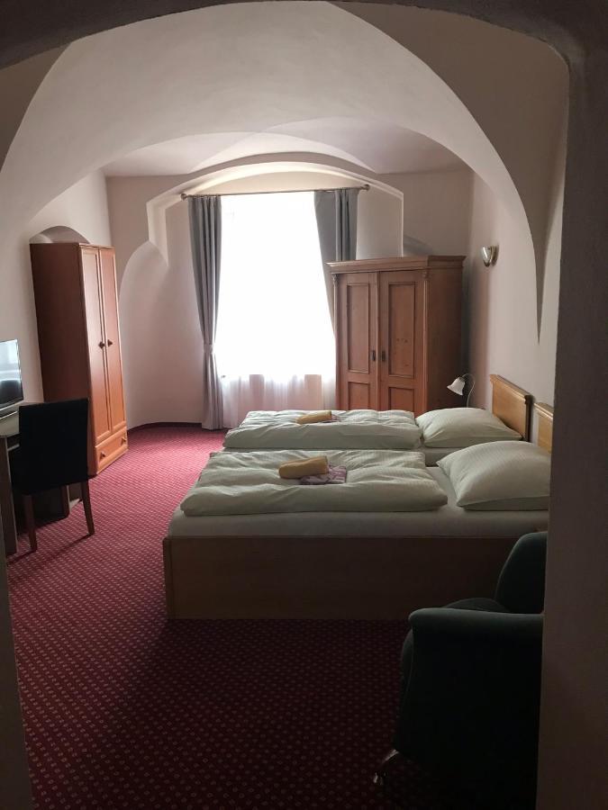 Hotel U Zlateho Andela ปาร์ดูบิตเซ ภายนอก รูปภาพ