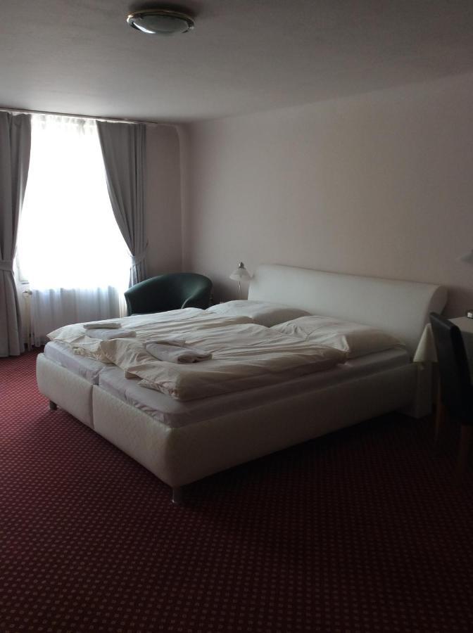 Hotel U Zlateho Andela ปาร์ดูบิตเซ ภายนอก รูปภาพ