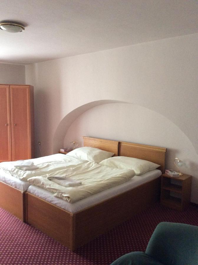 Hotel U Zlateho Andela ปาร์ดูบิตเซ ภายนอก รูปภาพ