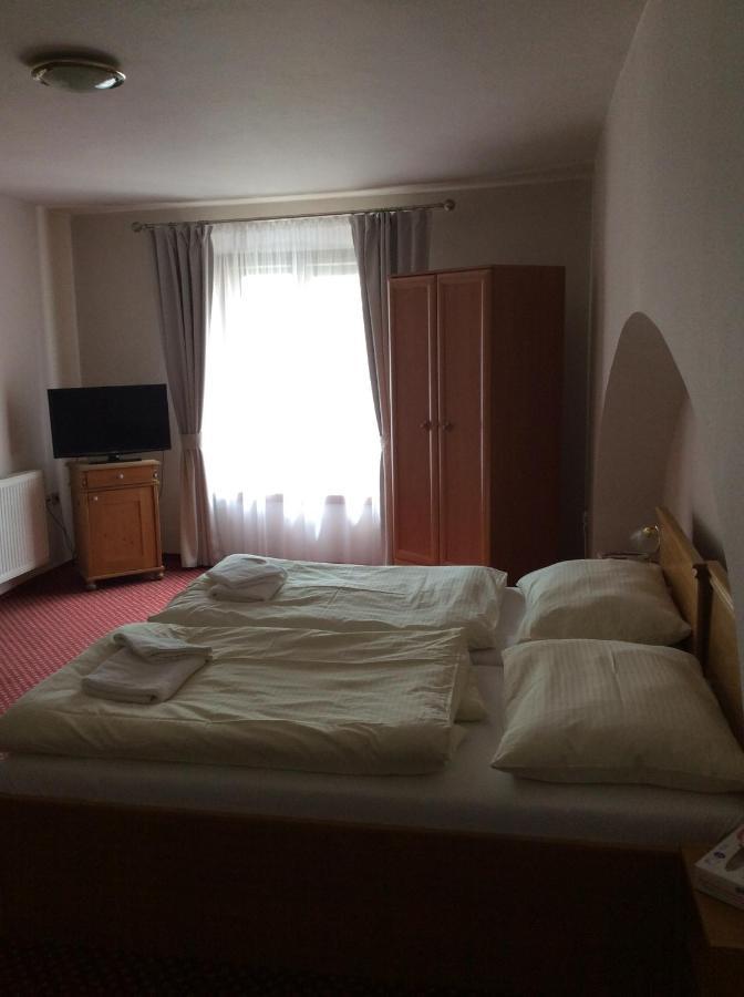 Hotel U Zlateho Andela ปาร์ดูบิตเซ ภายนอก รูปภาพ