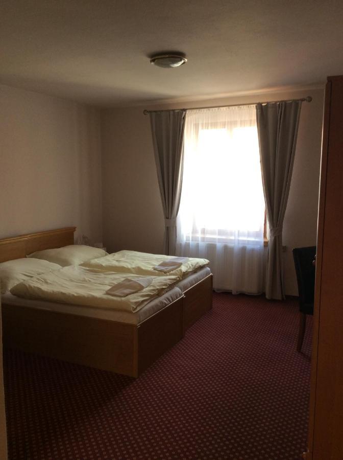 Hotel U Zlateho Andela ปาร์ดูบิตเซ ภายนอก รูปภาพ