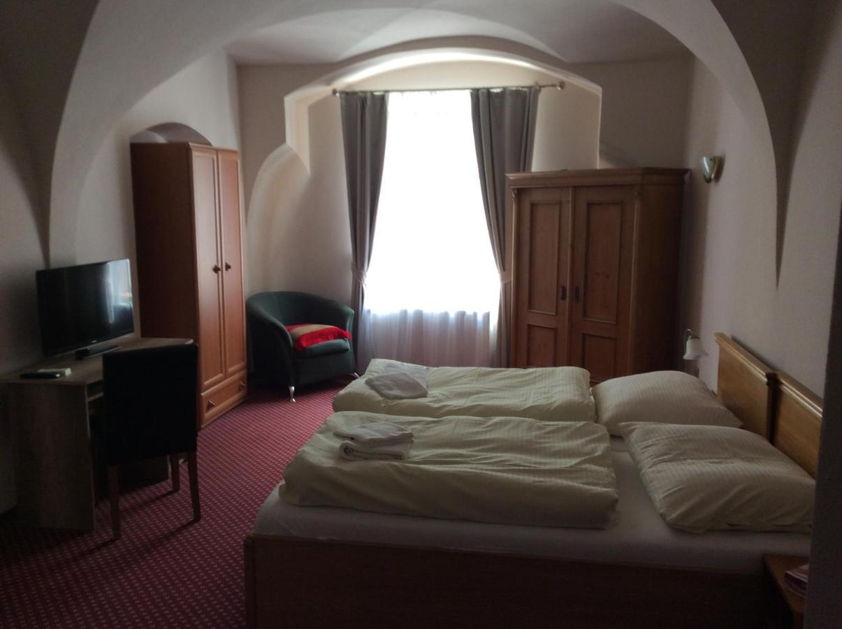Hotel U Zlateho Andela ปาร์ดูบิตเซ ภายนอก รูปภาพ